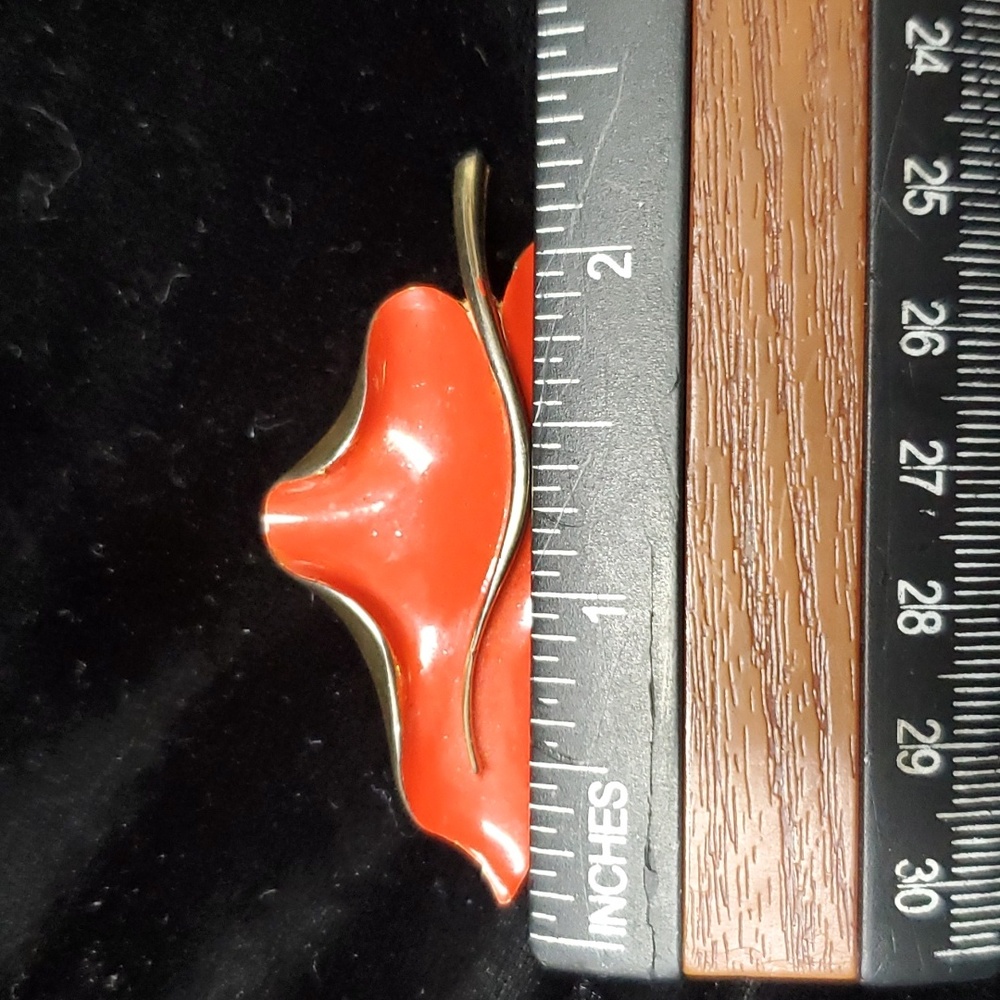 Retro red and gold Enamel leaf brooch. - Picture 4 of 5